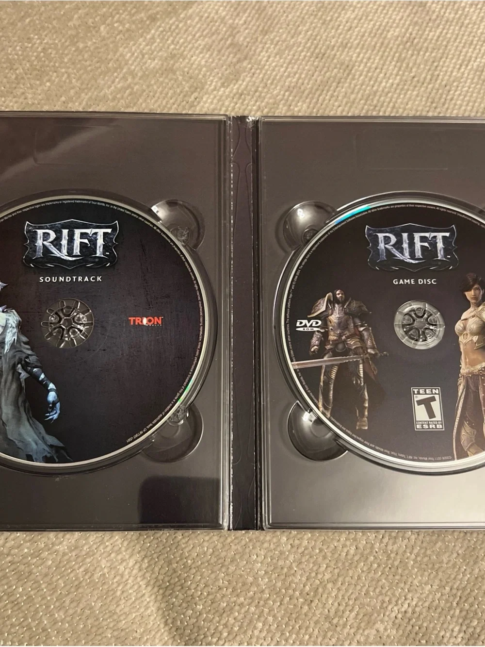 RIFT Collectors Edition Box Set PC missing USB and mousepad. CIB otherwise. Read